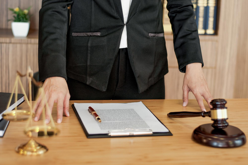Avocat assistant un client lors d’une garde à vue
